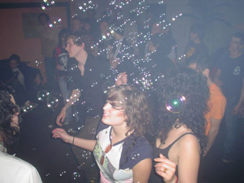 team plastique audience enjoying bubbles @ deep